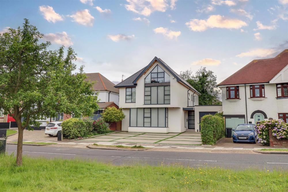 Highlands Boulevard, Leigh-On-Sea on Highlands Boulevard - Bear Estate ...